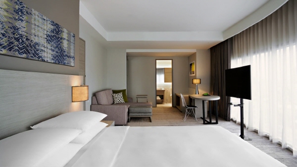 1536049998_32323333Hyatt-Place-Bangkok-Sukhumvit-P016-Specialty-View-King-Room.adapt.16x9.1280.720.jpg